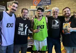 Dani Lorenzo, en el centro de la imagen posa con el trofeo del MVP junto al youtuber Floppball, Antoni Daimiel, Siro López e Ibai Llanos
