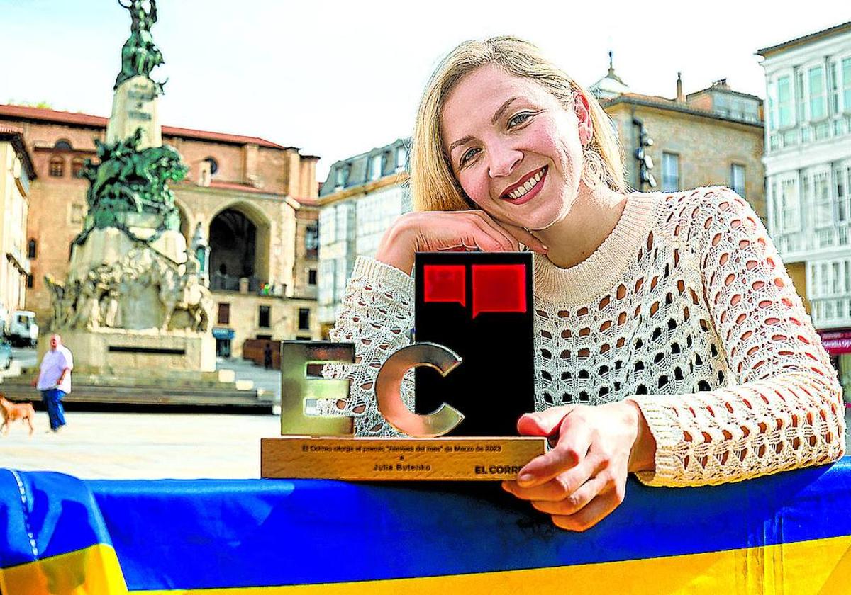 Julia Butenko sostiene el trofeo de Alavesa del mes en la plaza de la Virgen Blanca.