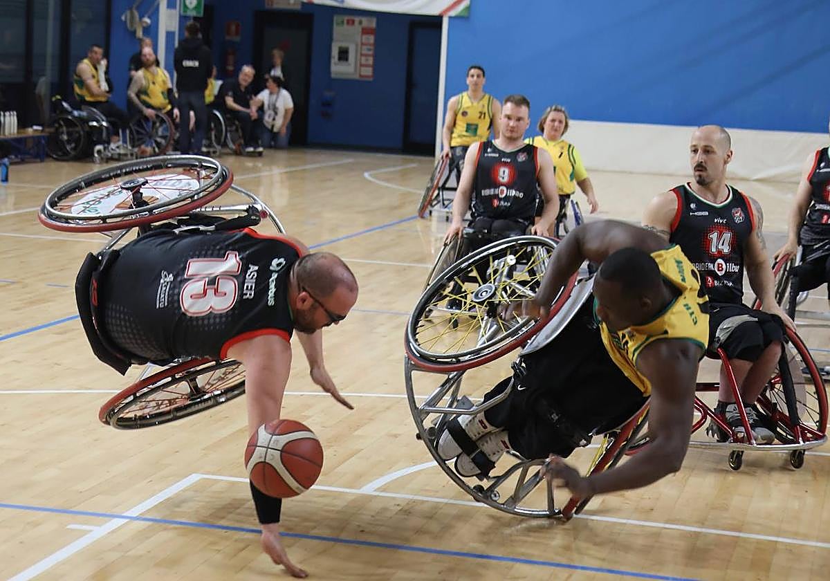 Asier García, capitán de los vizcaínos, vuela con su silla.