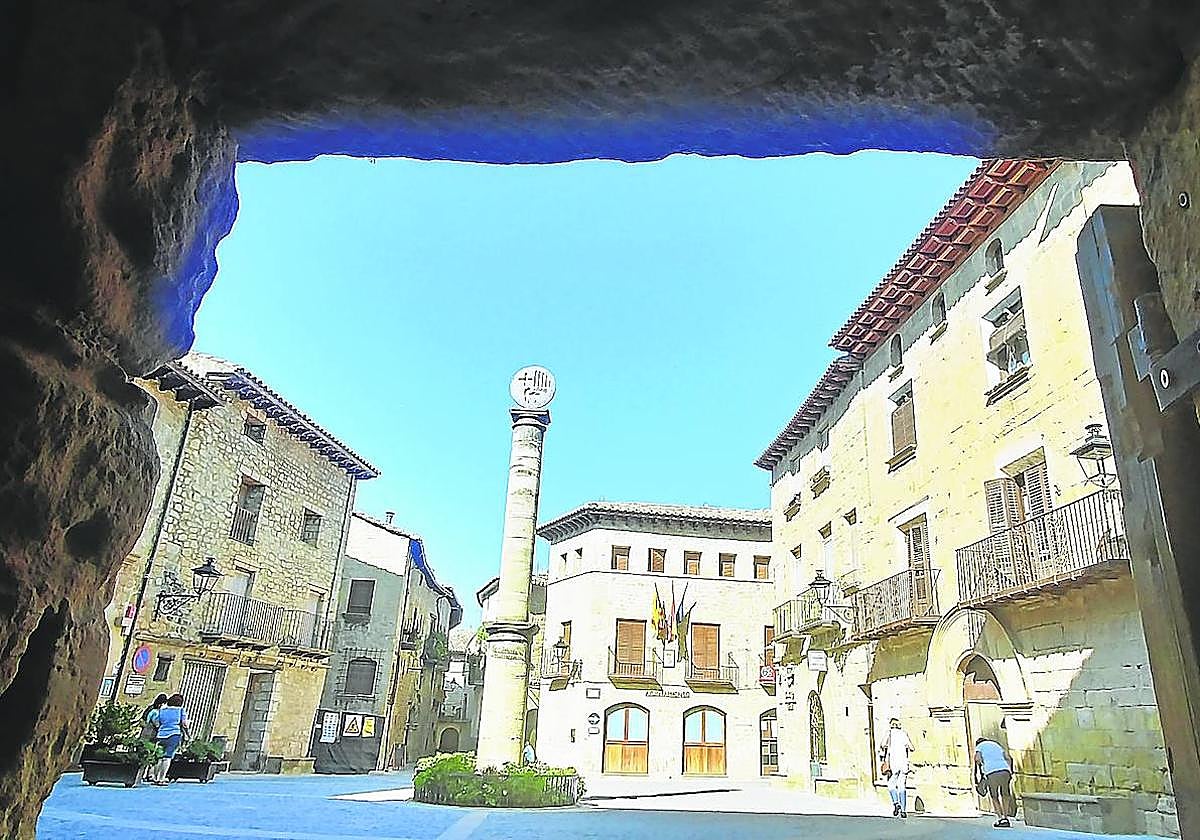 Vista de la plaza de Cretas, con la picota en el centro, desde el interior de las viejas mazmorras.