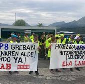 Huelga de los trabajadores de la AP-8 a su paso por Bizkaia