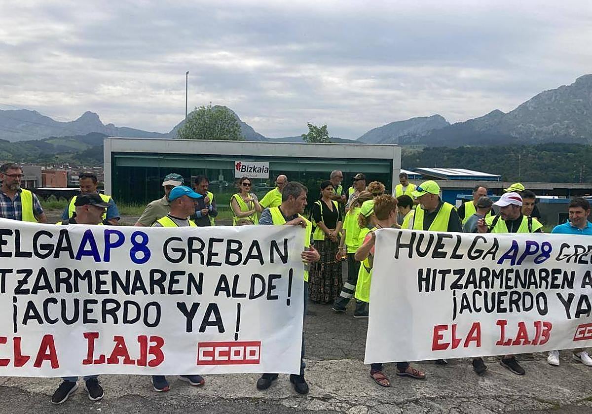 Concentración de este viernes de los trabajadores de la autopista AP-8 a su paso por Bizkaia.