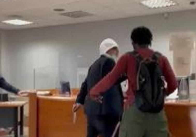 Un joven senegalés reduce a un atracador en un banco en Sabadell