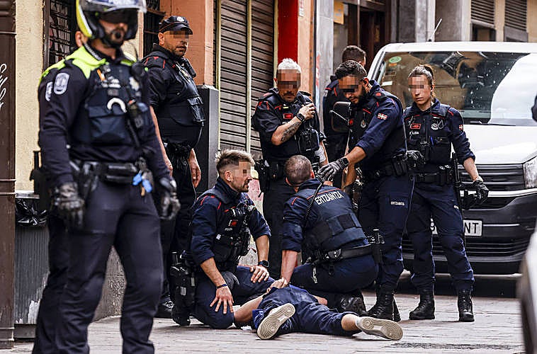 Patrullas policiales durante la actuación en Aldabe.