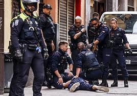 Patrullas policiales durante la actuación en Aldabe.