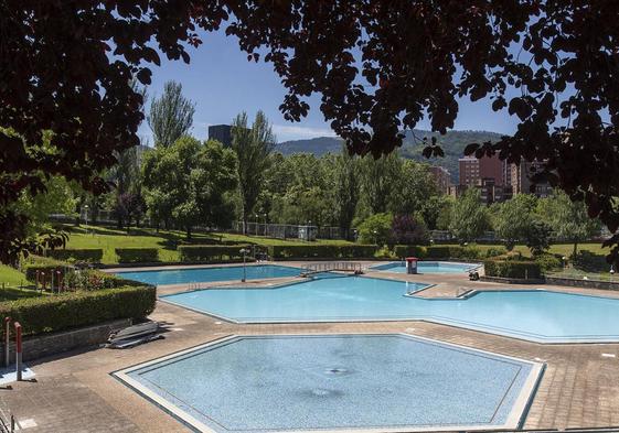 Vista de los jardines de las piscinas de Txurdinaga