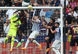 Sivera sale de puños y despeja el peligro.