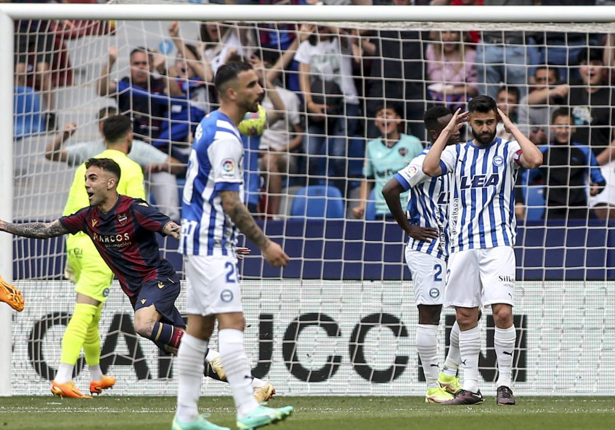 Duarte se lamenta en uno de los goles del Levante.