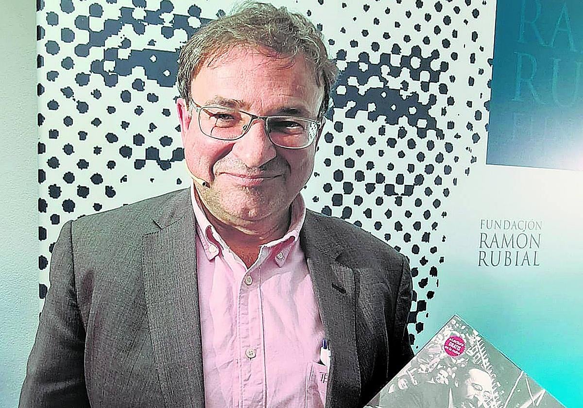 Carlos García de Andoin, con su libro.