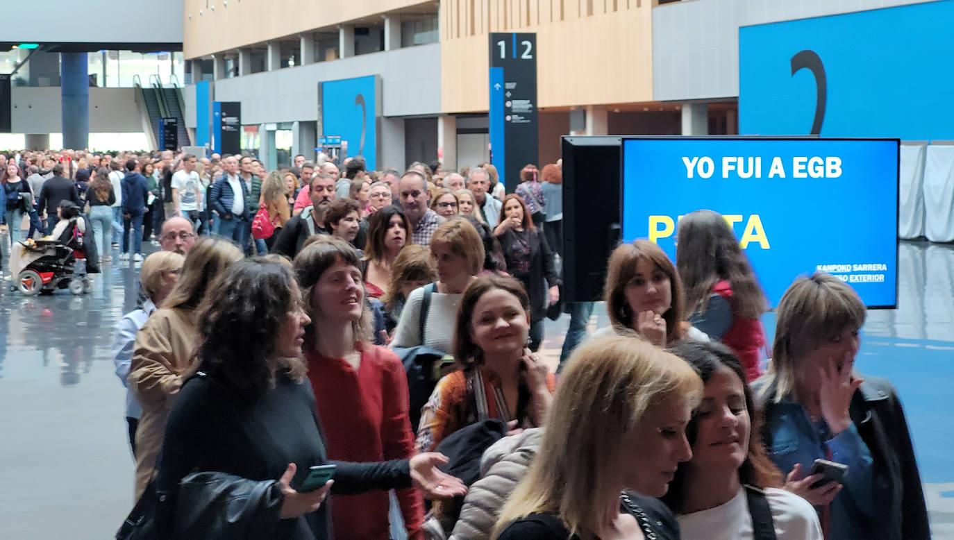 Largas colas y mucha nostalgia en el concierto del BEC