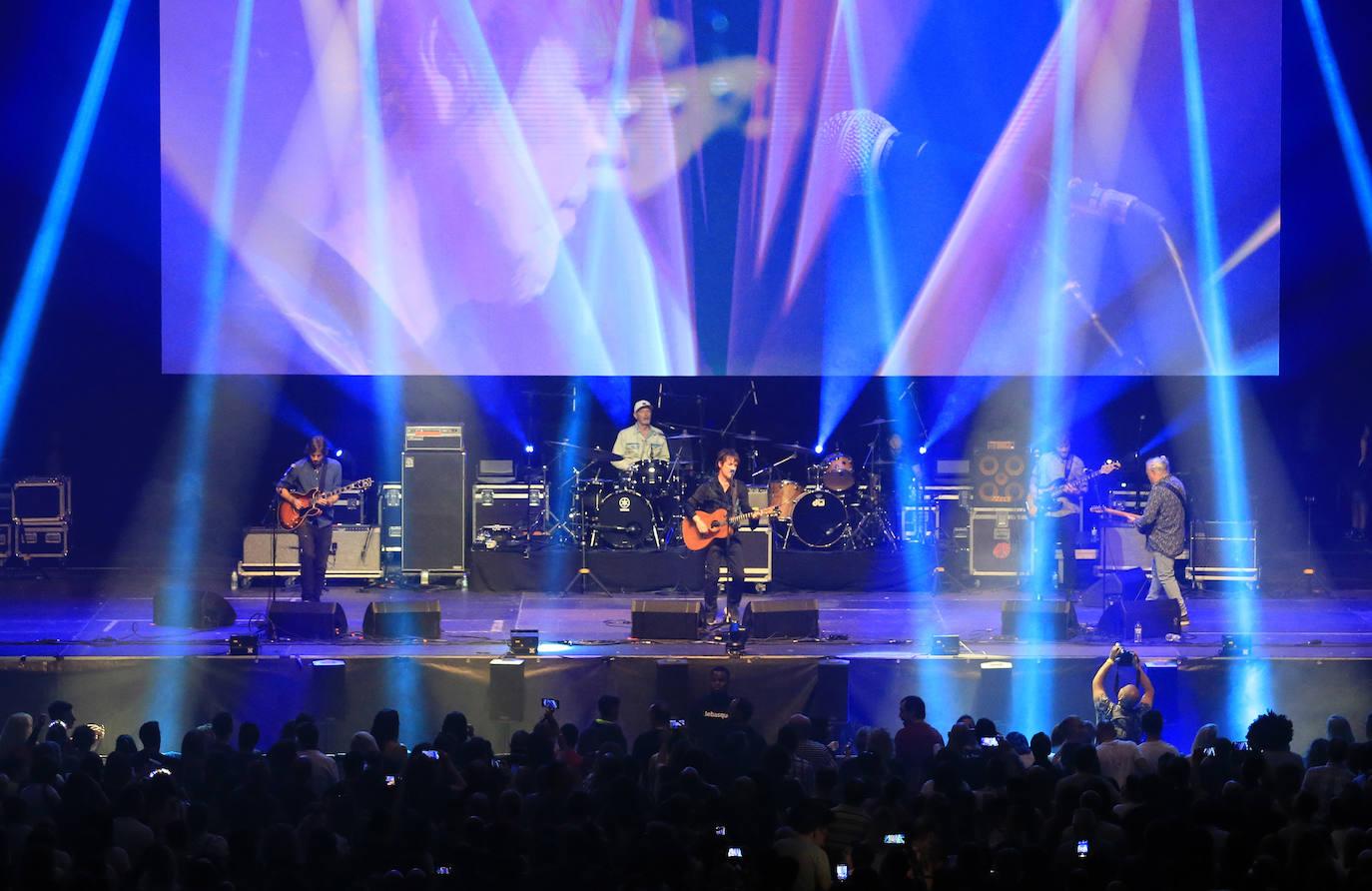 Largas colas y mucha nostalgia en el concierto del BEC