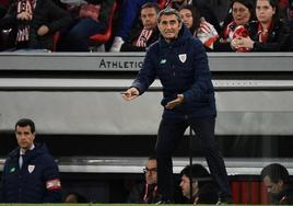 Ernesto Valverde da instrucciones a sus jugadores.