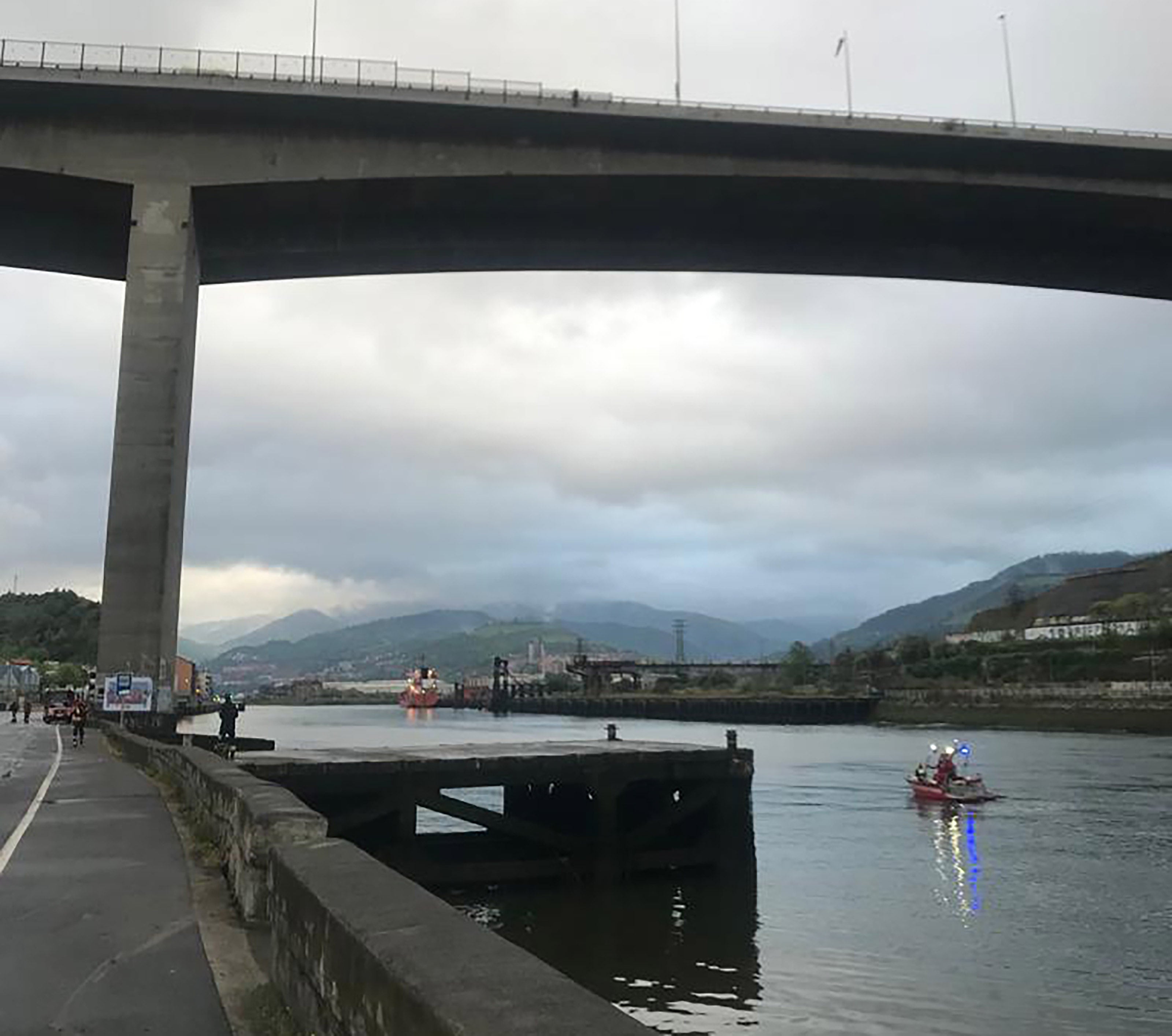 Los servicios de Emergencias se desplegaron bajo el puente de La Salve