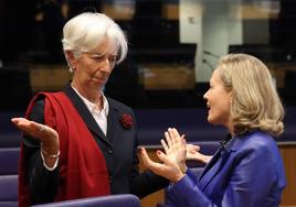 Christine Lagarde charla con la vicepresidenta Nadia Calviño durante un Eurogrupo celebrado en Luxemburgo