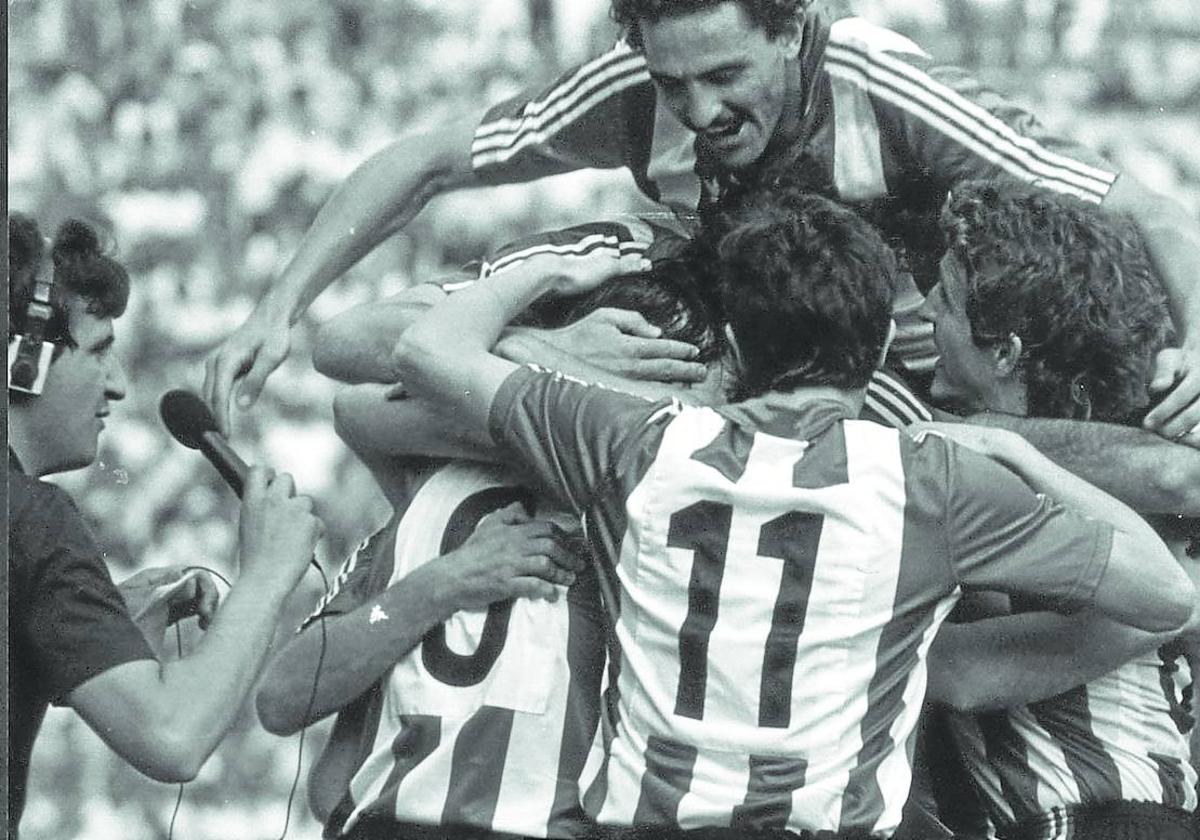 Alegría. Los jugadores rojiblancos celebran uno de los cinco goles que les dieron la victoria.