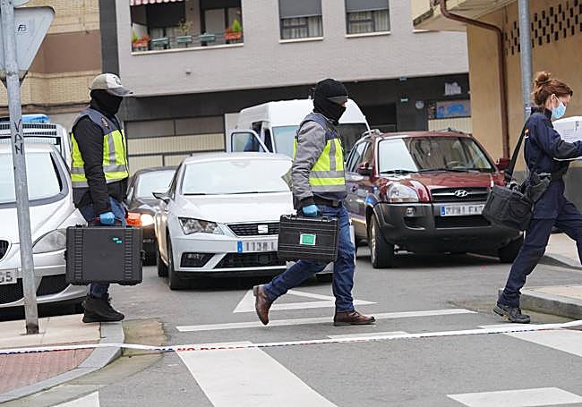 Agentes de la Policía Nacional salen del domicilio de Pompeyo el pasado 25 de enero.