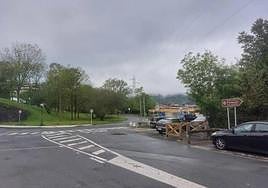 Fallece un joven de 20 años tras chocar con su moto contra un árbol en el centro de Irún