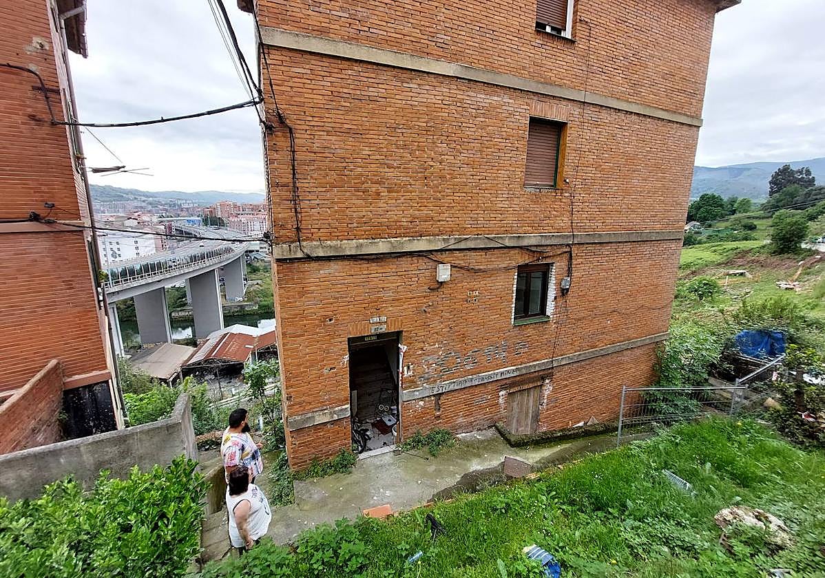 Alfonso y Mari Mar delante del edificio que permanece sin vecinos desde el derrumbe del suelo de una de sus viviendas en 2020.