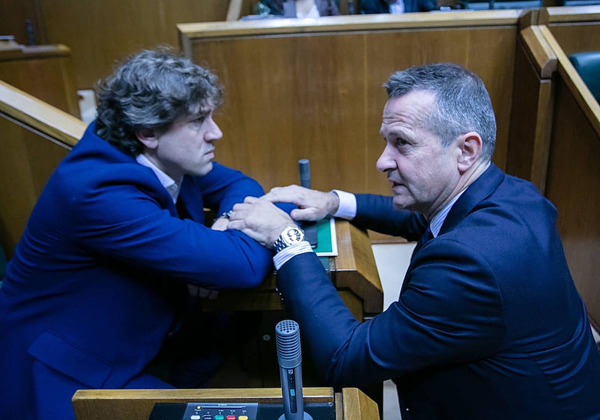 El secretario general del PSE-EE, Eneko Andueza, y el consejero de Educación, Jokin Bildarratz, durante un pleno parlamentario.