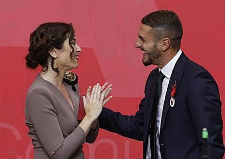 Imagen secundaria 1 - sabel Díaz Ayuso, con varios niños ucranianos, y con Koke, futbolista del Atlético de Madrid