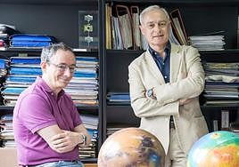 Ricardo Hueso, a la izquierda, junto a Agustín Sánchez Lavega.