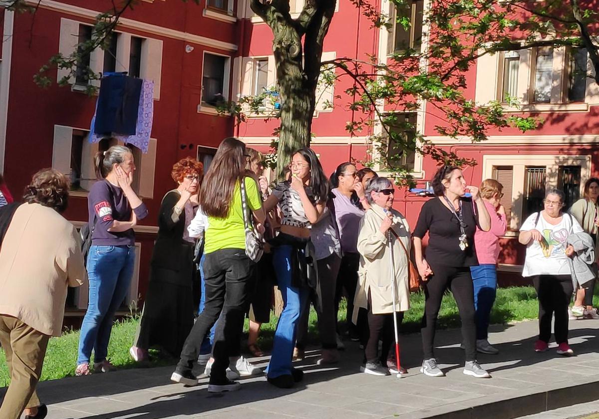 Loli, a la derecha de la imagen, en la concentración de la pasada semana frente a su piso de Sestao.