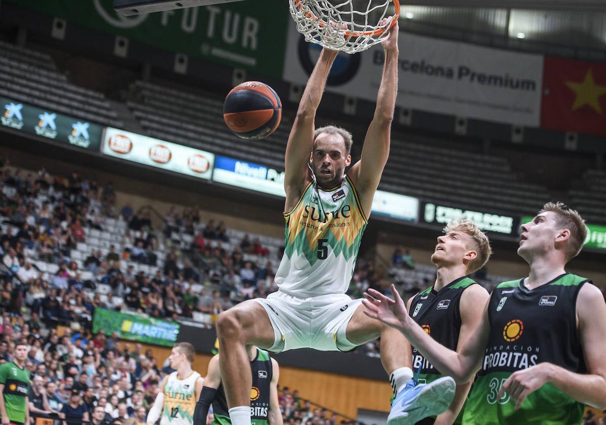 Andersson se cuelga del aro en el duelo ante el Joventut.