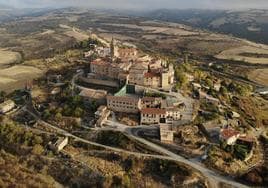 Vista de la villa de Labraza, vecina del parque eólico que se inaugurará en noviembre de 2024