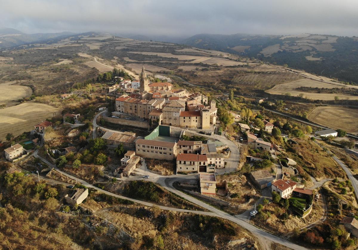 Vista de la villa de Labraza, vecina del parque eólico que se inaugurará en noviembre de 2024