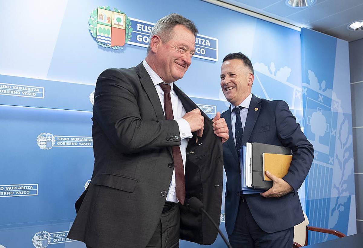 El portavoz del Gobierno vasco, Bingen Zupiria, y el consejero de Educación, Jokin Bildarratz, en la presentación del proyecto de ley de Educación.