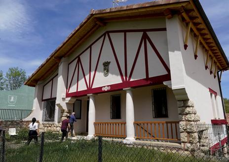 Imagen secundaria 1 - Arriba, el alcalde muestra el potencial del pueblo a unos interesados en regentar el bar. Abajo, la vivienda que el Ayuntamiento incluye en la oferta. Por último, el amplio comedor que tiene el negocio.