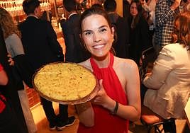 Aitana, con una de sus tortillas.