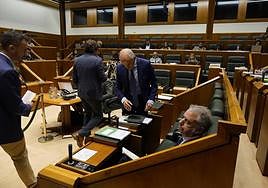 Los parlamentarios socialistas pasan frente al lehendakari Urkullu en el pleno de hoy.