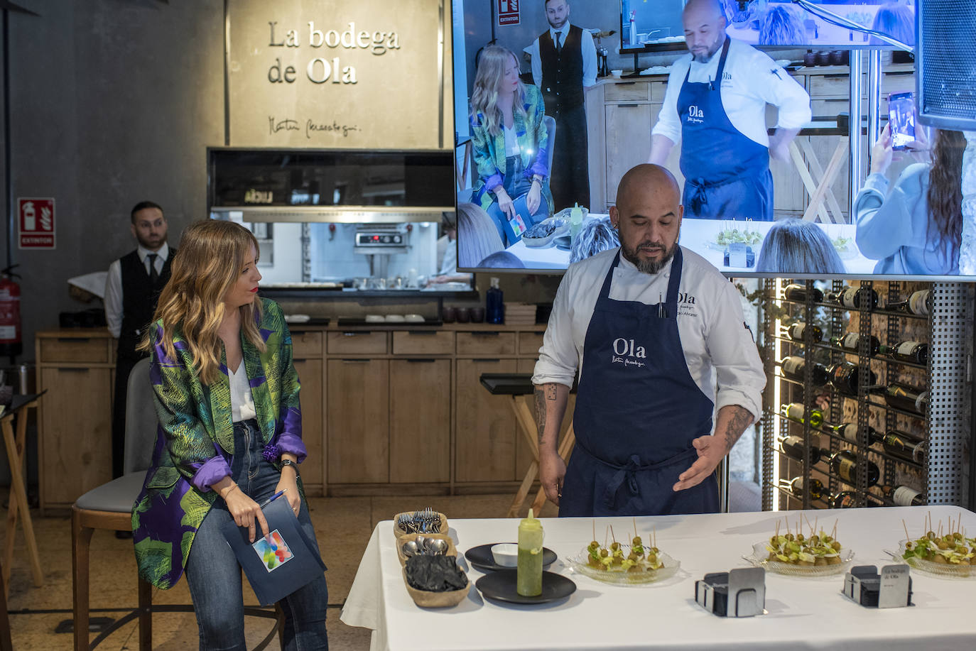 Alejandro Álvarez explica cómo se hace el primer pintxo que se sirvió, el 'grillo'