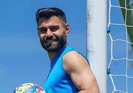 Rubén Duarte posa con el balón en uno de los campos de Ibaia.