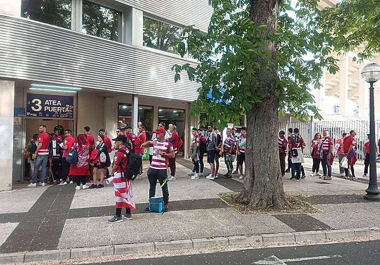 El dispositivo de seguridad ha obligado a los aficionados del Granada a entrar en Mendizorroza antes de las 19.00 horas.