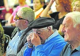 Vecinos emocionados durante el pleno constitutivo.