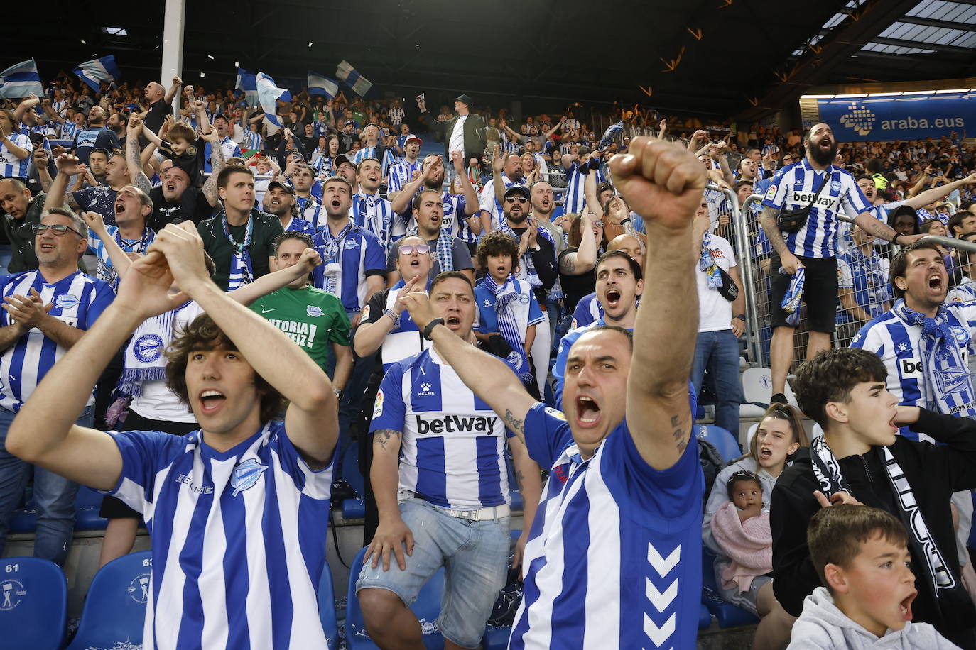 Aficionados del Alavés animan a su equipo en Mendizorroza.