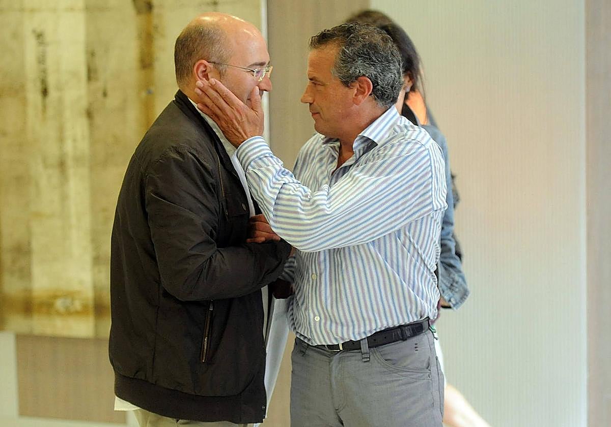 Alfonso Arriola saluda a Alfredo de Miguel.