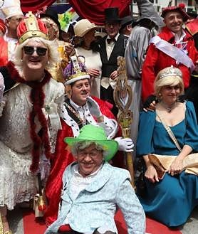 Imagen secundaria 2 - Basauri parodia la coronación de Carlos III: «No creo que dure dos años más, cuidaré lo que como»