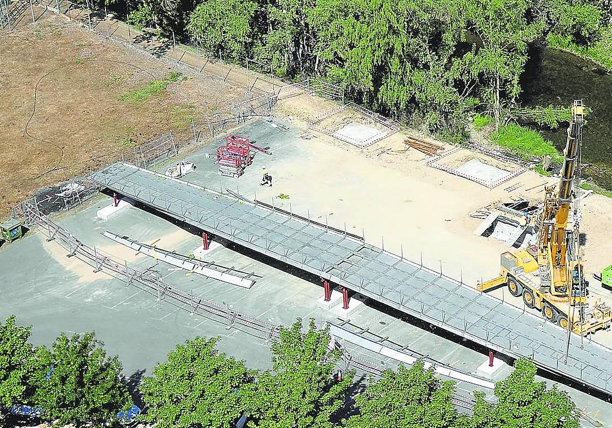 La estructura de la pasarela, en la que trabajaba una grúa de 70 toneladas, vista desde la atalaya.