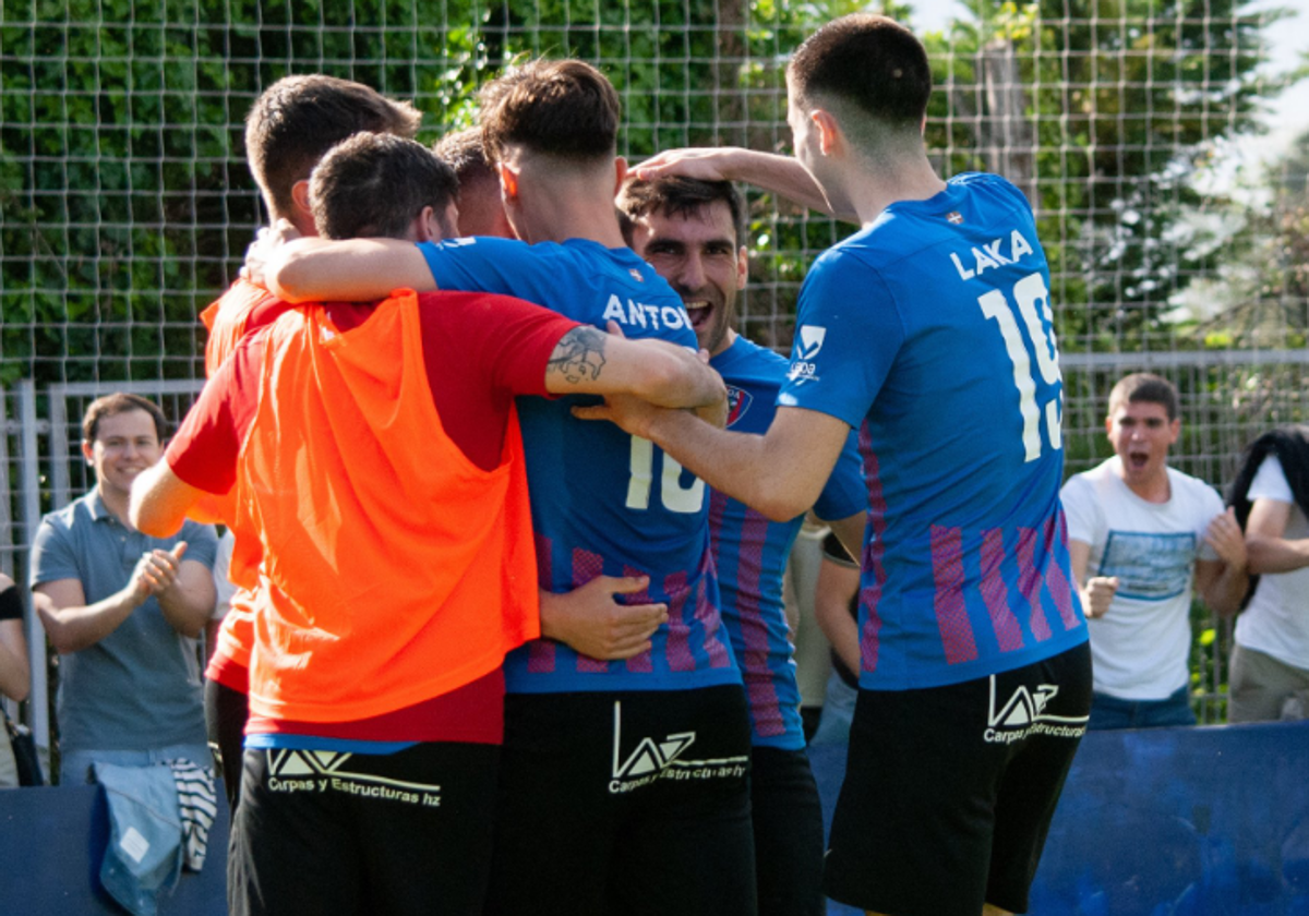 Los jugadores del Leioa celebran la victoria.