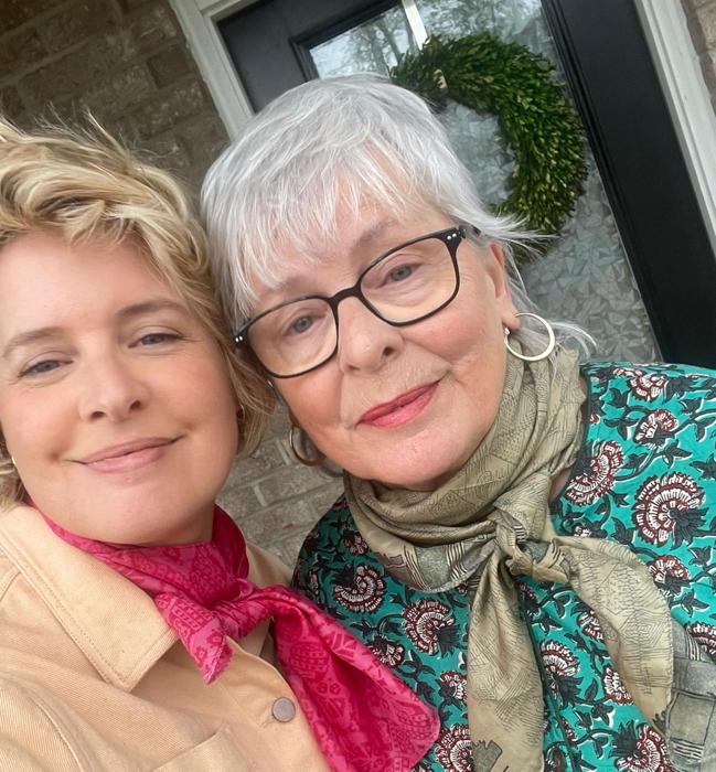 Tania Llasera, sonriente junto a su madre, Cesca.