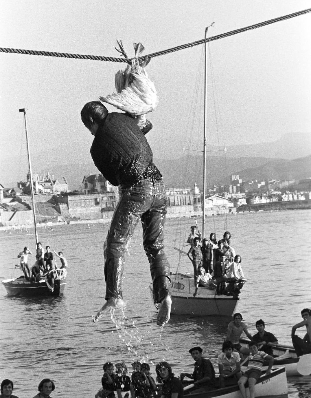 Alzadas en el puerto de Getxo. Kepa Urkiza (Bibliotecas de Getxo). 