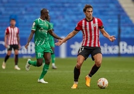 Mikel Goti con el balón en sus pies en el RCDE Stadium, donde se disputó el Cornellá-Bilbao Athletic.