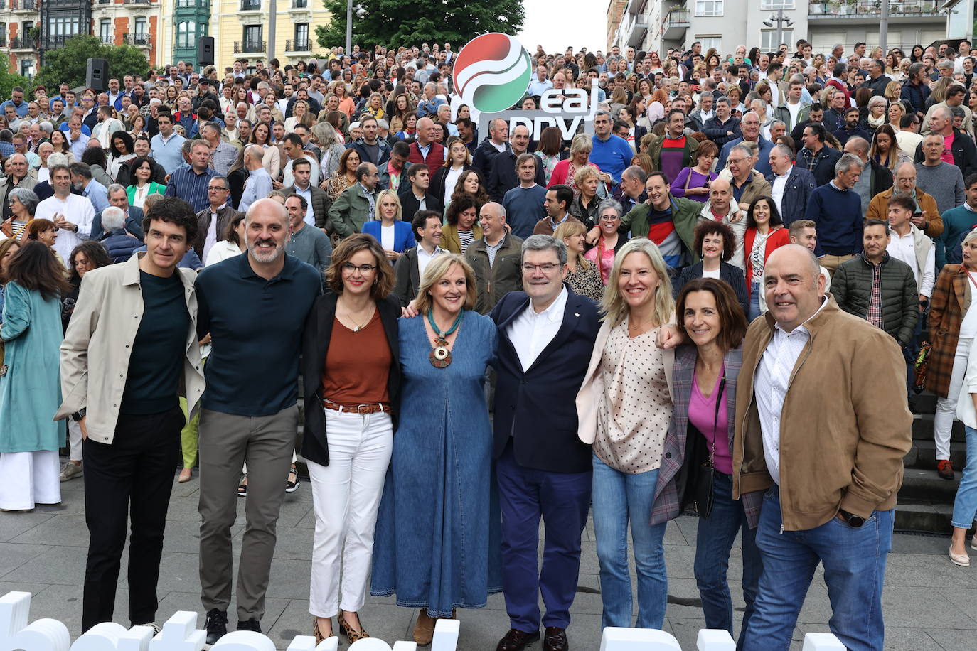 Los candidatos al Ayuntamiento de Bilbao y la presidencia de la Diputación de Bizkaia por el PNV, Juan María Aburto y Elixabete Etxanobe, junto con el resto de aspirantes, el domingo en Uribitarte.