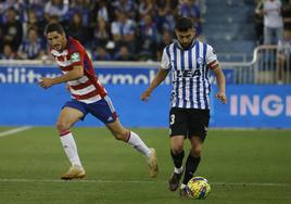 Rubén Duarte avanza con la pelota en el duelo ante el Granada.