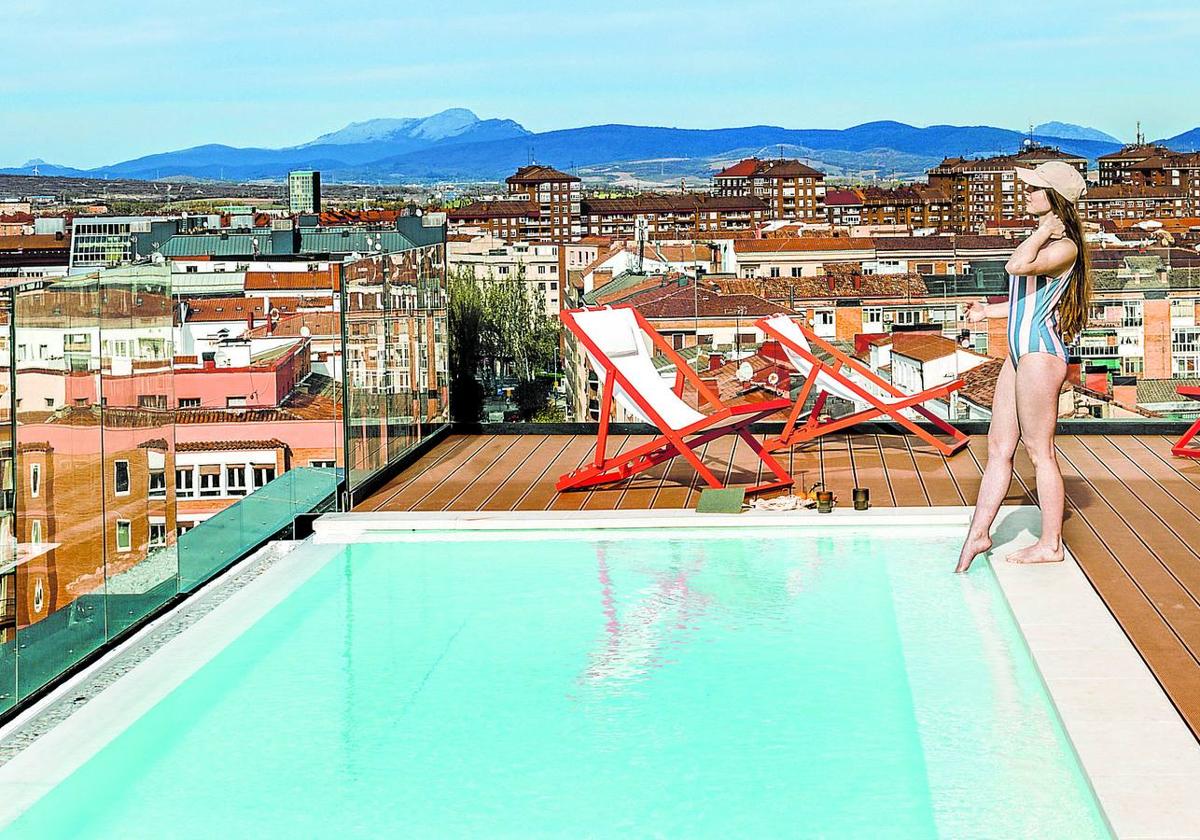 Kora Green City, una de las aperturas hoteleras de los últimos años en Vitoria, cuenta con una piscina en su azotea.