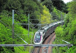 Un tren de SNFC, la compañía nacional francesa, circula por las inmediaciones de Hendaya.