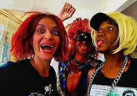 Camilín a la izquierda en una imagen de sus redes sociales con dos amigos.